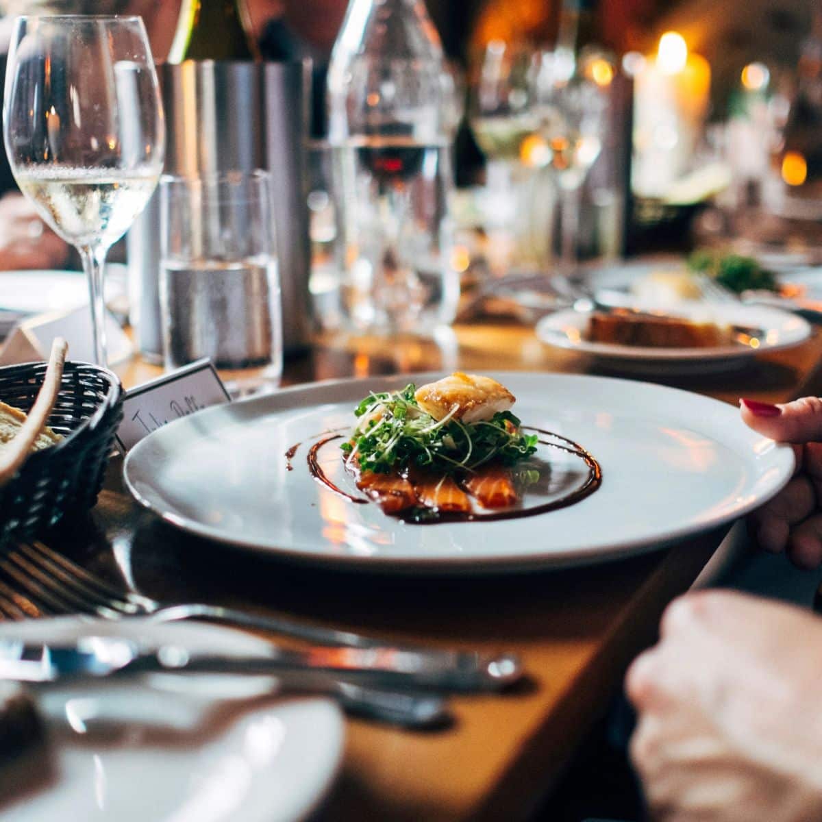 A picture of plated food in a restaurant representing the retail foodservice industry.